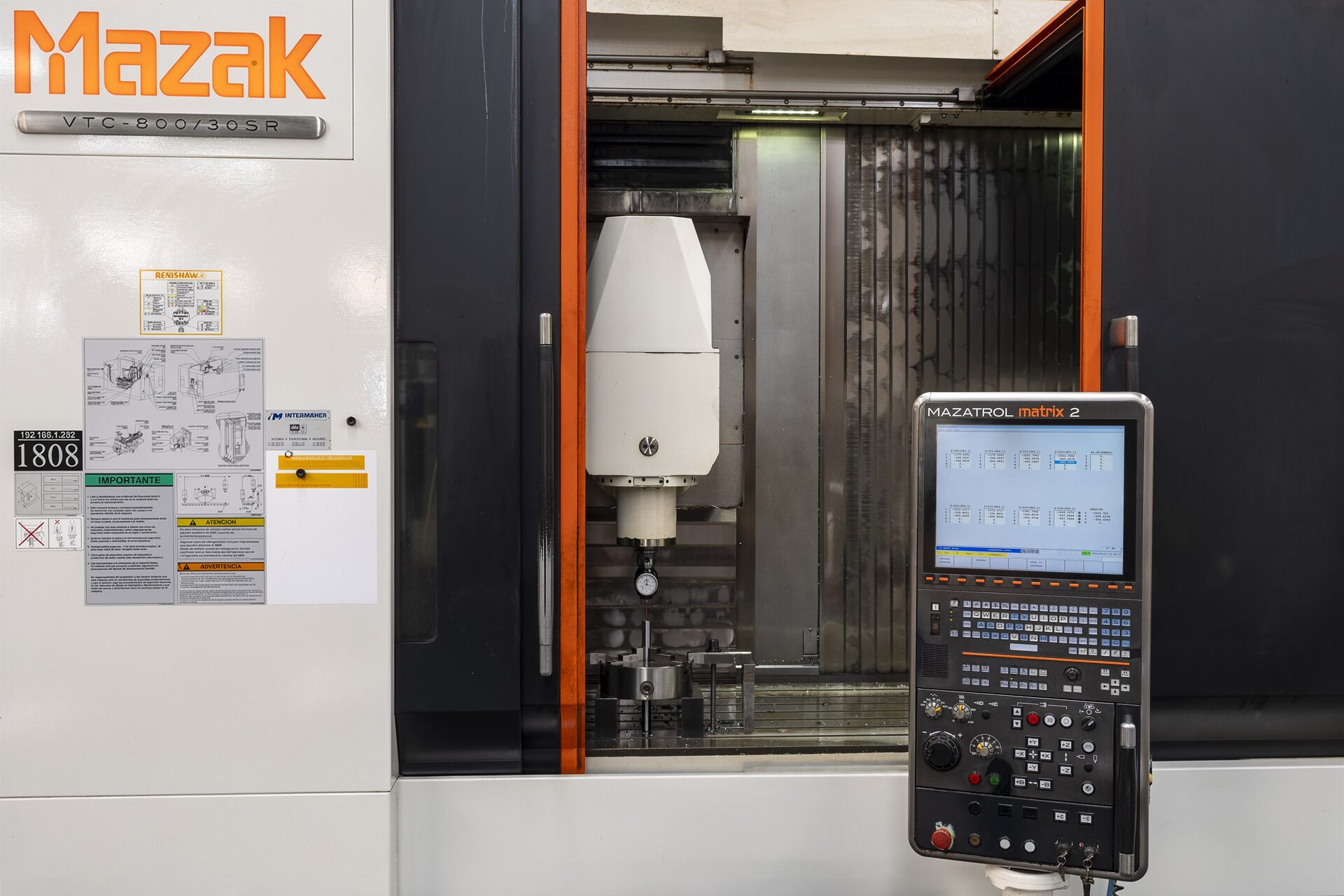 Centre de mecanitzat MAZAK de 4+1 eixos en operació