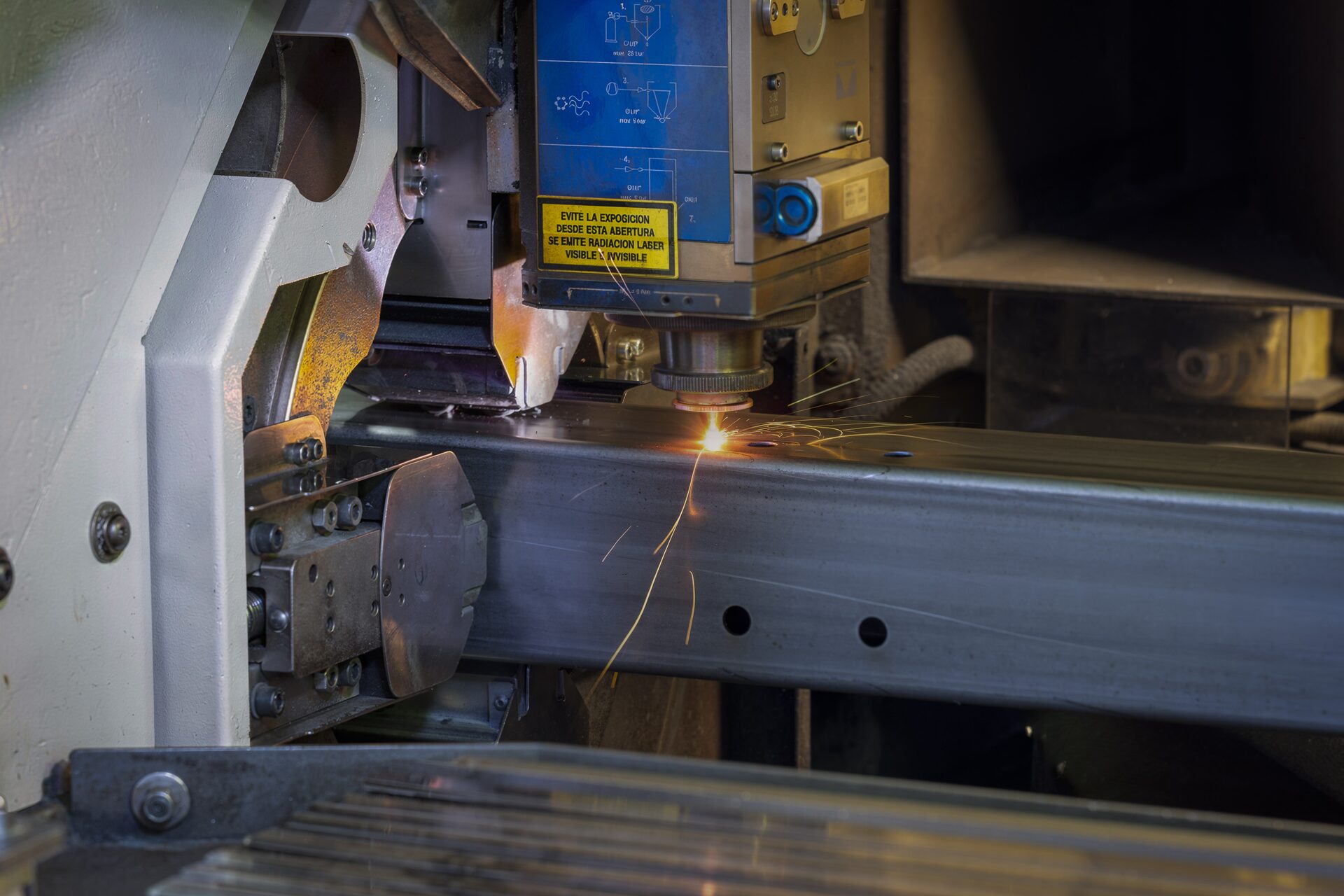 Làser de tub TECNOLASER ADIGE tallant un perfil metàl·lic