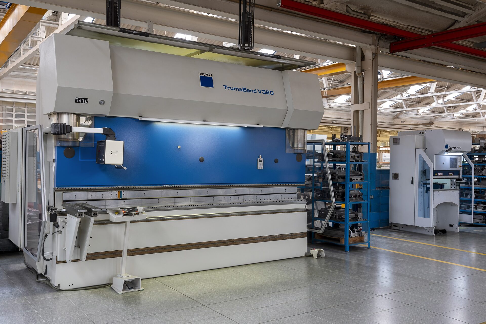 Plegadora CNC TRUMPF plegant xapa d'acer per a un conjunt industrial