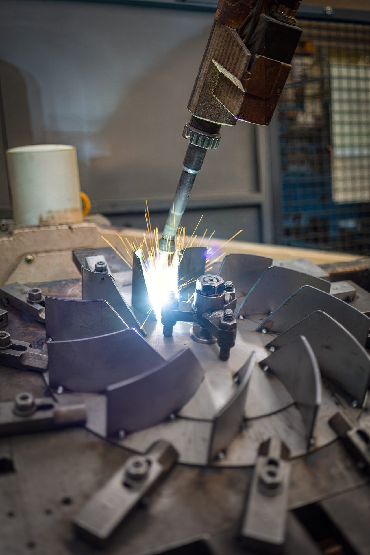 Robot de soldadura ABB soldant un conjunt metàl·lic