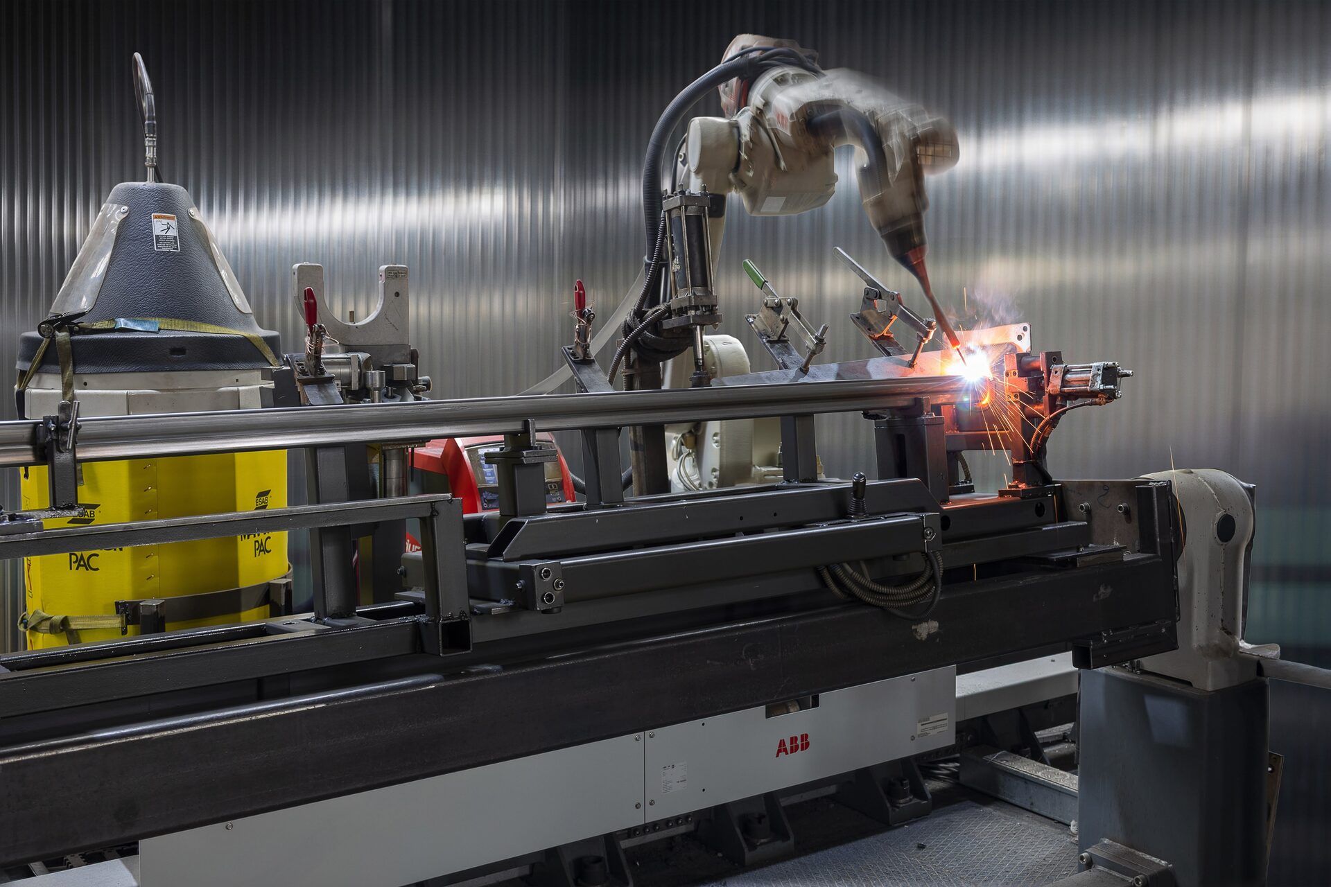 Robot de soldadura ABB soldant un subconjunt tubular