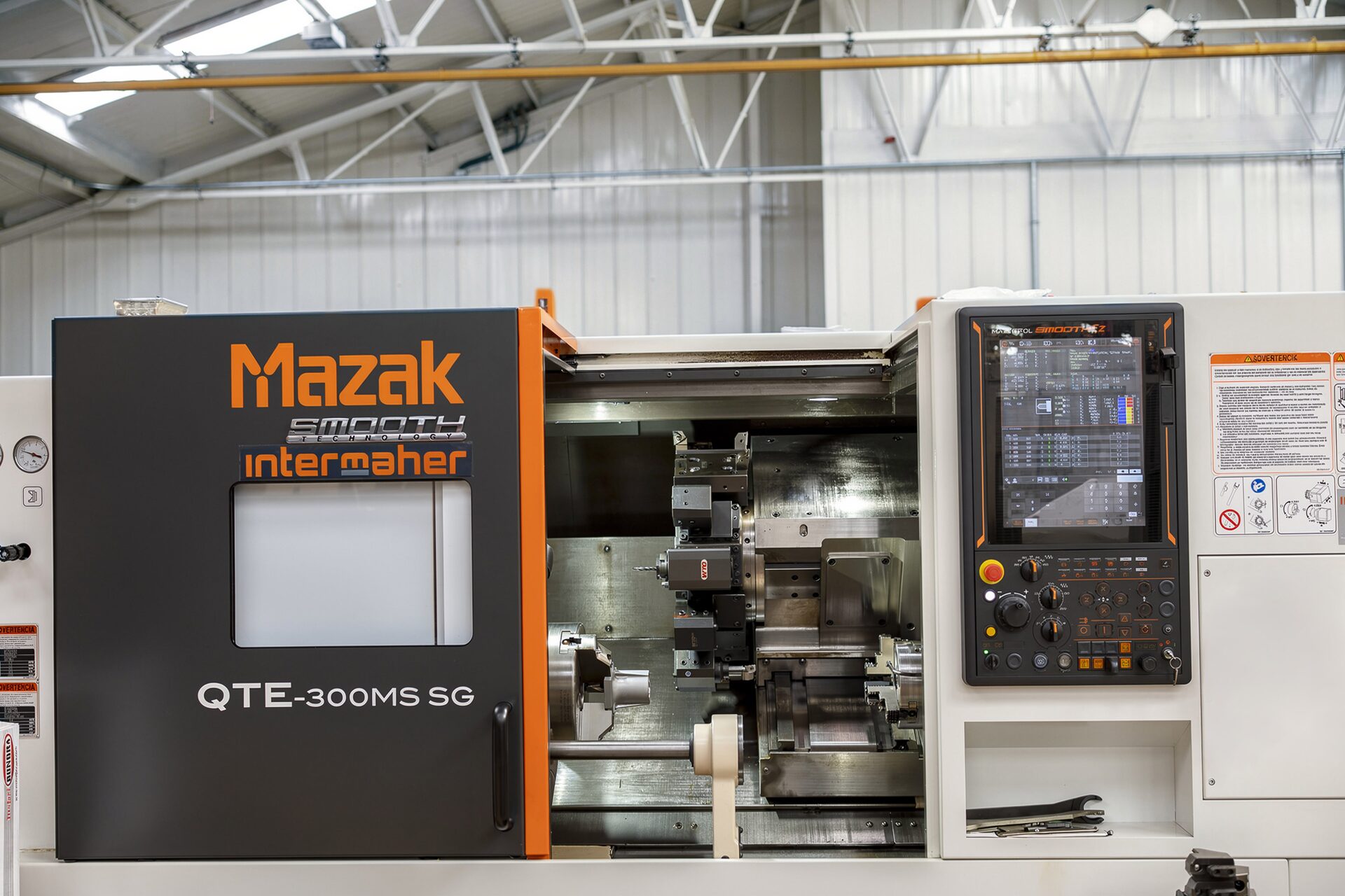 Torns i centres de mecanitzat MAZAK operant a la planta